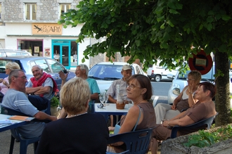 En atterndant l'heure du repas...